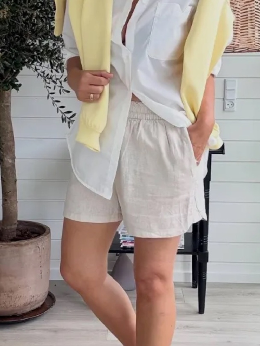 ICHI Cream Linen Blend Casual Shorts. Minimalist. Neutrals. Natural fabric. 36